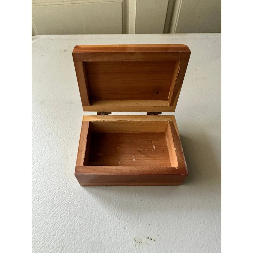 VTG JB Deere Cedarcraft Cedar Wood Inlaid Cameo Hinged Lid Trinket Jewelry Box